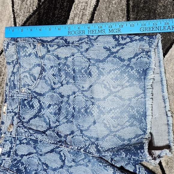 SEVEN 7 PYTHON INDIGO FRAY-HEM WEEKEND DENIM JEAN SHORTS SIZE 14 - Picture 7 of 12